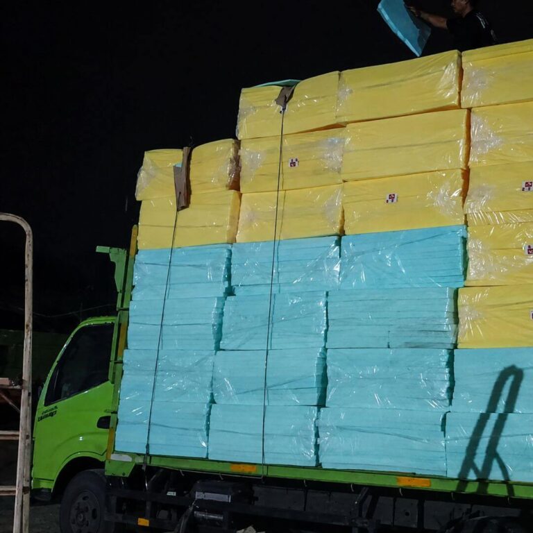 truk bermuatan kasur siap kirim